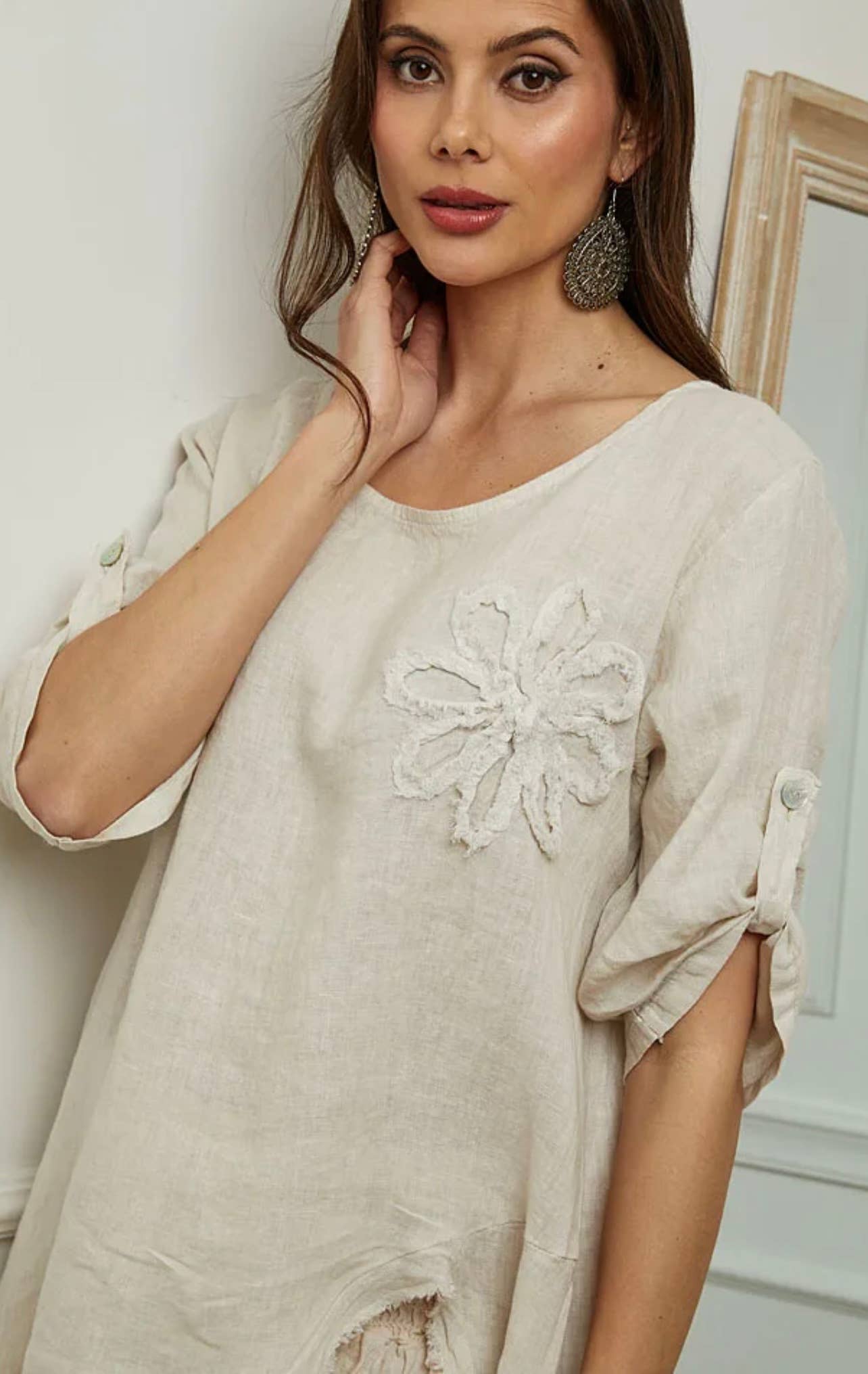 LÉA & LUC – Großhandel Kleid – Damen – 100 % Leinenkleid mit Blumenmotiv auf der linken Brust, REF. 724810