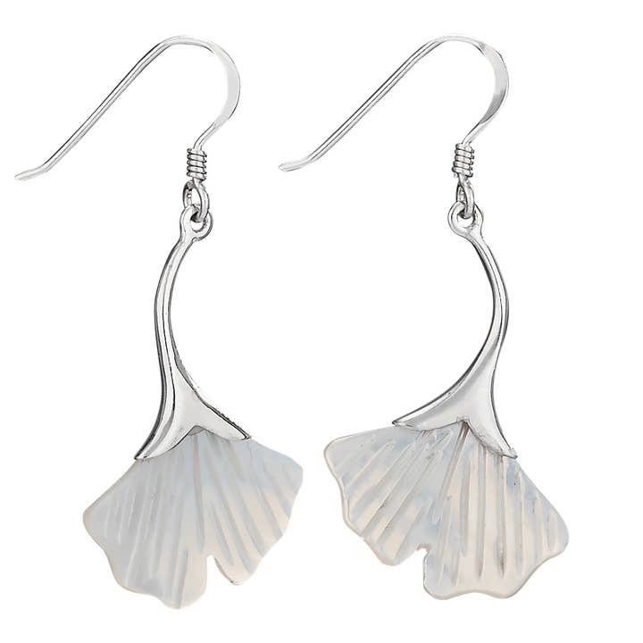 Boucle d'oreille Ginkgo nacré en argent sterling et serpillère pour la vente par Tiger Mountain Jewelry