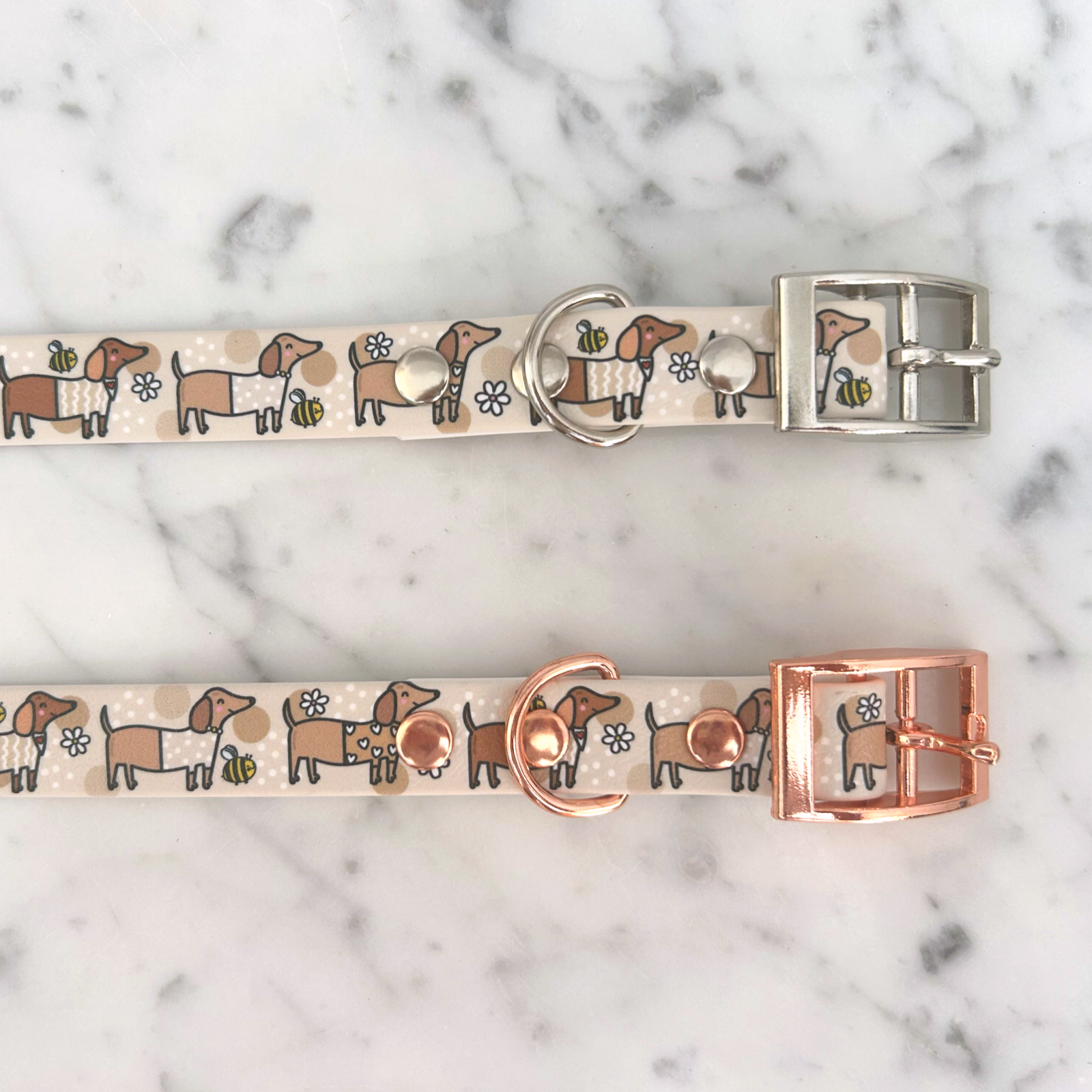 Puppies & Pom Poms - Vendita all'ingrosso Collare - Cani - Collare per Cani Handmade Impermeabile Beige con Bassotti e Api8