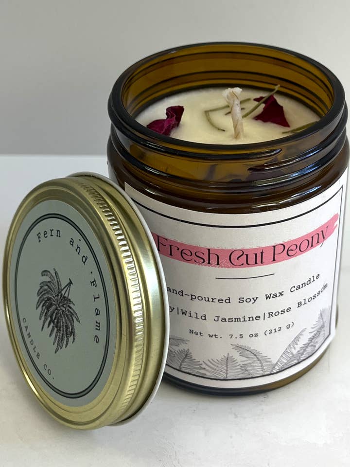 Candela in cera di soia ai peonie fresche tagliate per la vendita all'ingrosso da parte di Fern and Flame Candle Co.
