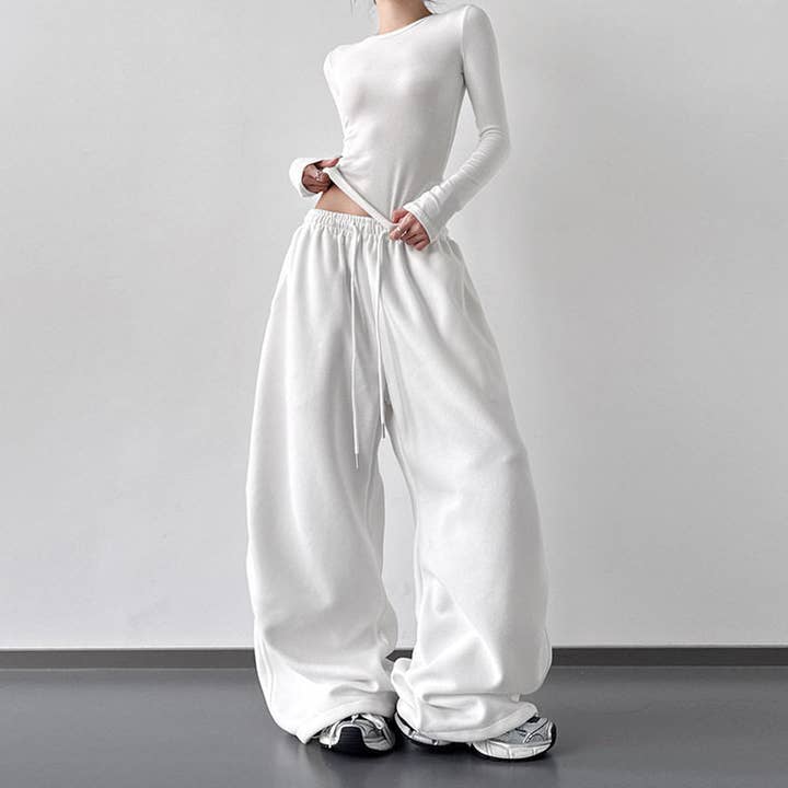 Pantalon de survêtement à taille haute, jambes larges et revers pour la vente par Sheer Trend