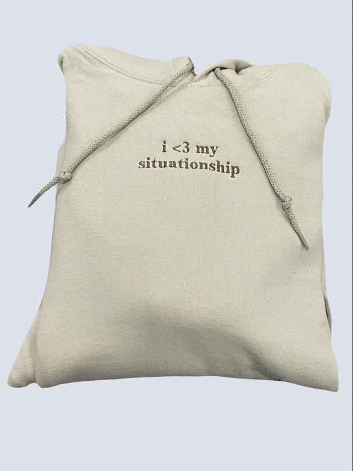 I Love My Situationship geborduurd sweatshirt/hoodie voor wholesale door BOXEDTRENDS