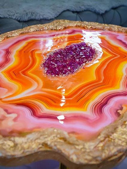 Grote handgemaakte geode tafel van epoxy met oranje en goudblad, salontafel/zijkant voor wholesale door SamshineDesign