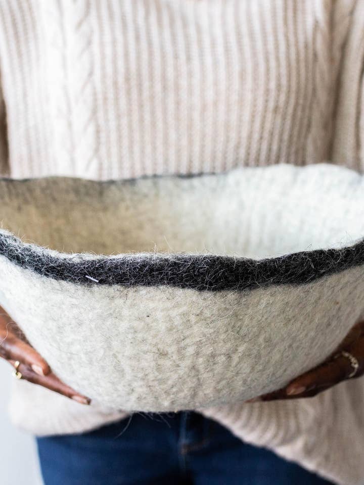 Orbit-Schale aus handfilzter Karakulwolle für den Großhandel von kanju Interiors