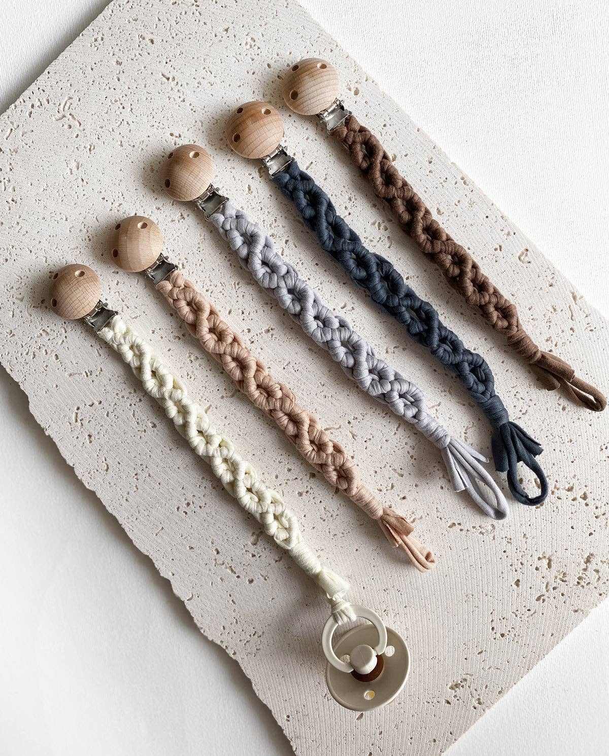 UNIQUE LOVE Design – Clips para chupeta - Bebé por atacado – Prendedor de chupeta macramê - off white3