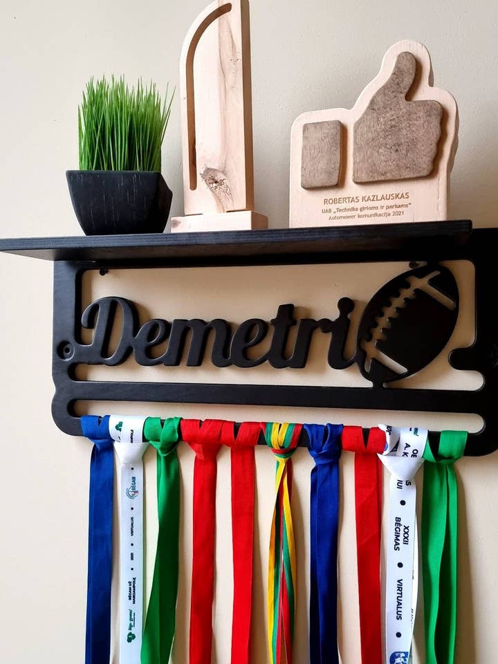 Appendiabiti per medaglie con mensola e nome personalizzato per la vendita all'ingrosso da parte di Woodinout