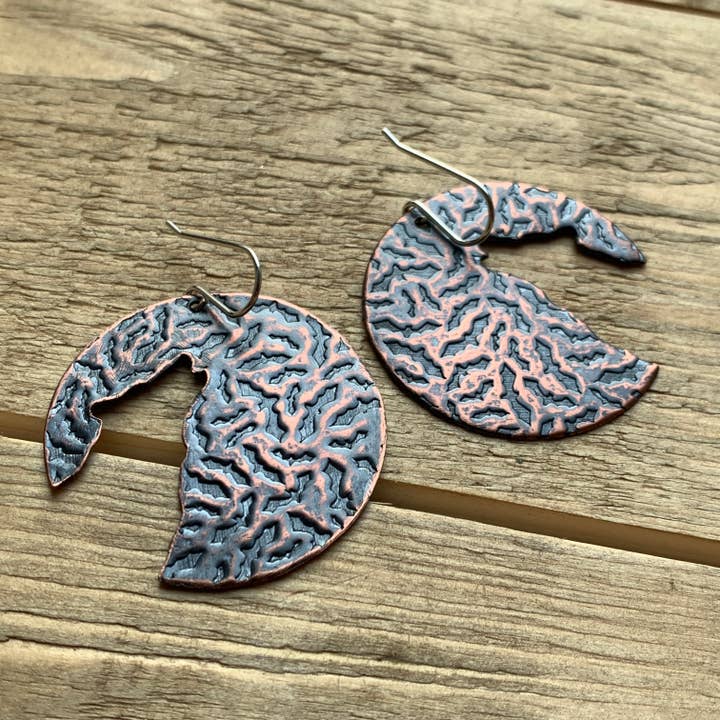 Ohrringe aus Kupfer - Heulende Wölfe mit dunkler Patina für den Großhandel von Sigil Stone Studio