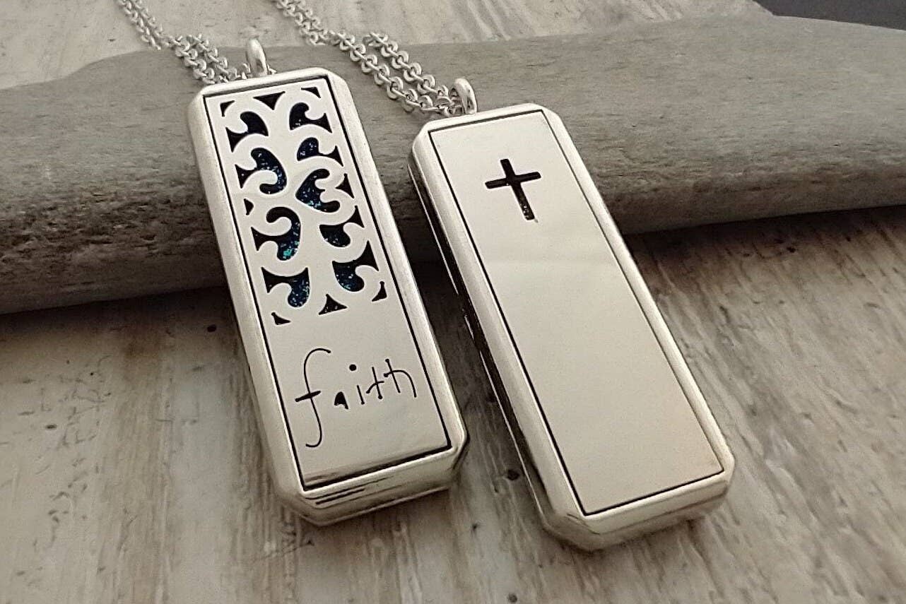 Piccadilly Pendants – Engroshandel Halskæde til aromaterapi – Kryds halskæde, Aromaterapi Medaljon, Religiøs gavebutik0