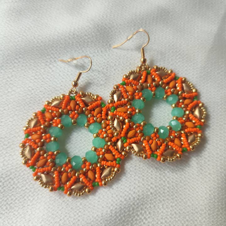 Orecchini rotondi -arancio verde - con perline e cristalli per la vendita all'ingrosso da parte di Petali e passioni di Bononcini Monica