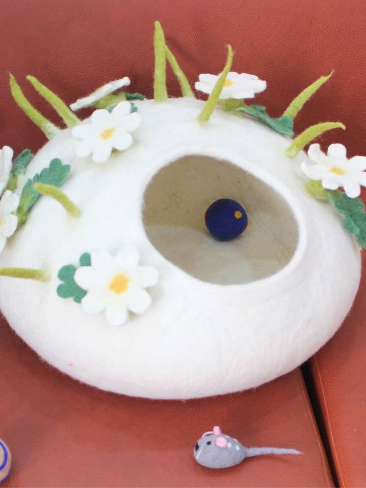 Grotta per gatti in feltro floreale a strati ecologica e letto accogliente per gatti. per la vendita all'ingrosso da parte di Woollyfelt