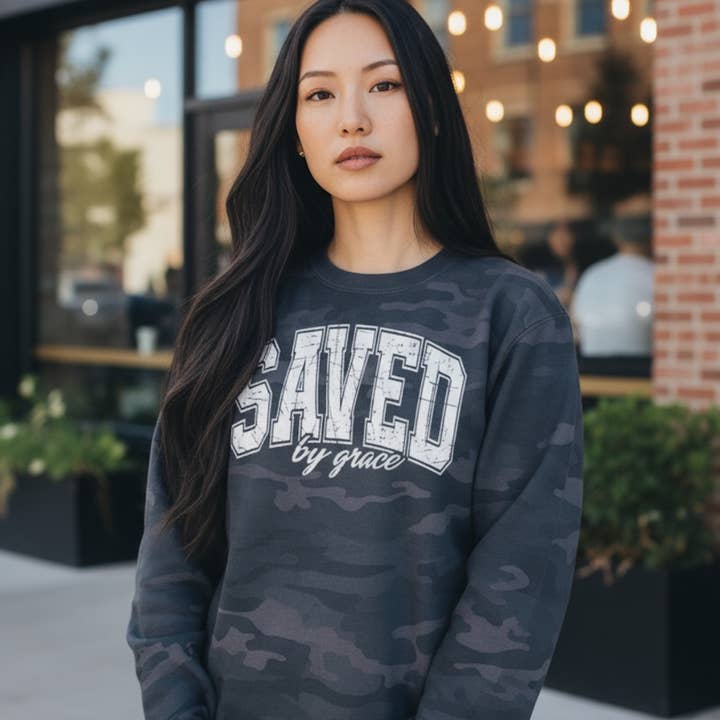"Saved by Grace" Christian Camo Sweatshirt for engroshandel hos MELODY FAYE