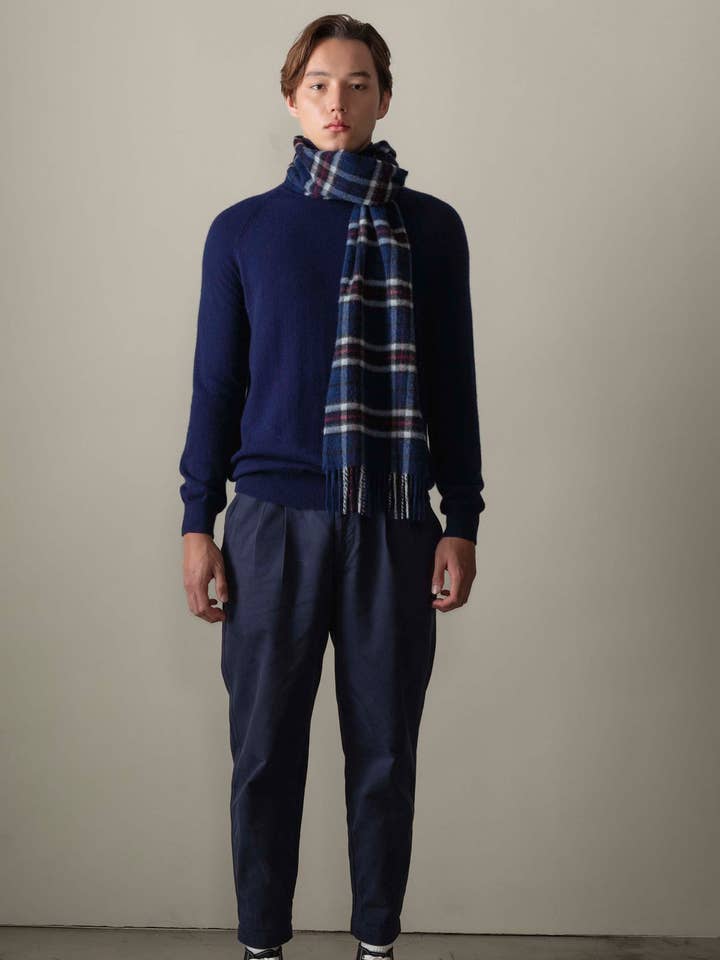 Tillverkad i Skottland Scotty Thompson Kashmirhalsduk - Marinblå för wholesale av Kiltane