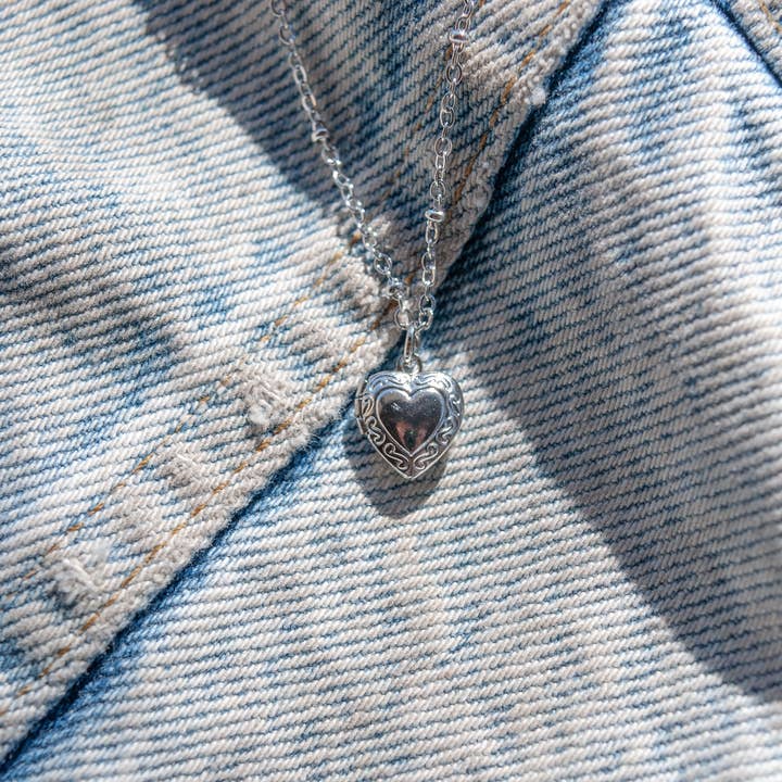 Collier Pendentif Cœur Visage de Poupée pour la vente par HEN + Bear