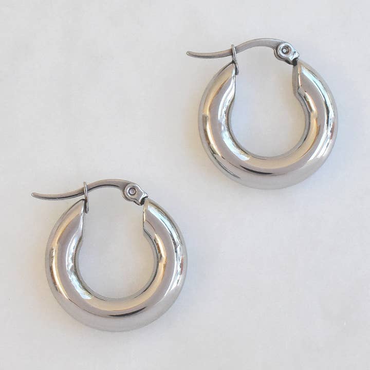 MAI DESIREE - Wholesale Oorringen - KLEINE ZILVEREN OORRINGEN VAN LUCY MET GROVE HOEPELOORBELLEN0