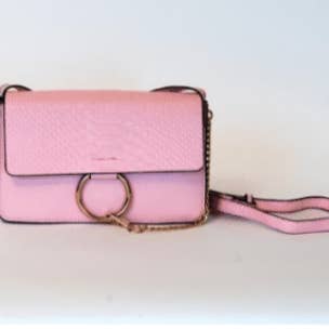 Borsa a tracolla con anello in metallo - Bubble Gum Pink per la vendita all'ingrosso da parte di Lily and Layla