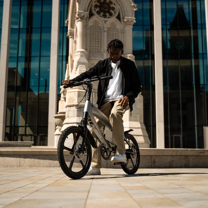 Giniverse108 - Wholesale Bike/Scooter - Kids - Official Carbon Black E-Bike with Built-in Speakers & Bluetooth (Range up to 60km)4