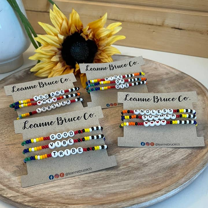 Leanne Bruce Co. - Venta al por mayor Juegos de joyas - Juego de pulseras de 3 pequeñas palabras elásticas Mantra CHEEKY TOO