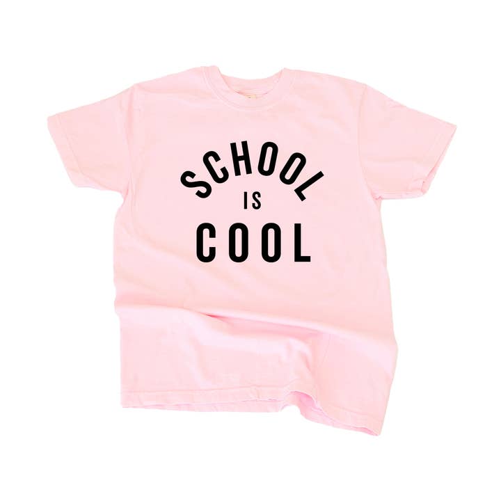 Skolan är cool - Comfort Colors T-shirt för wholesale av Little Mama Shirt Shop