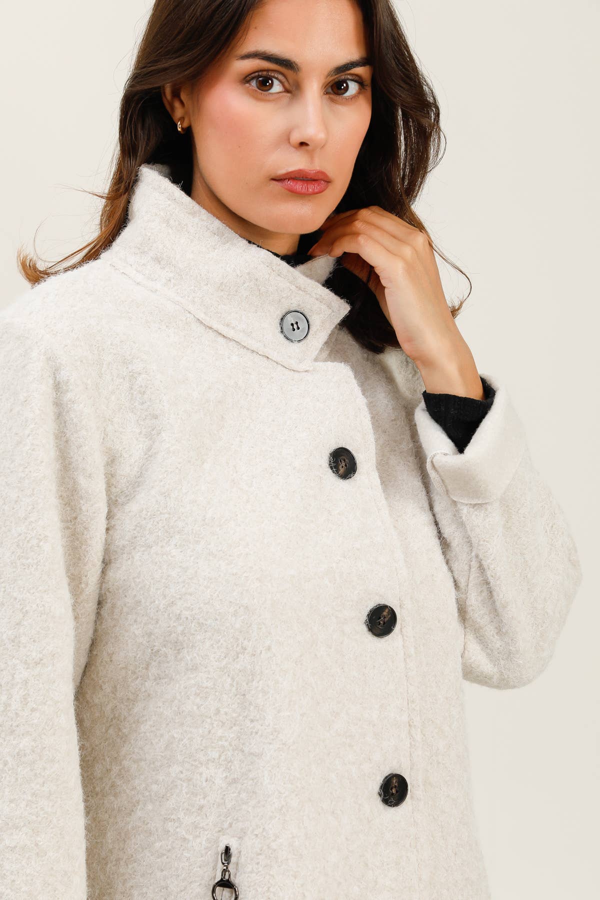 Lucky Nana – wholesale Rock - Dam – AH 25275 - Kappa med Knappar och Dolda Dragkedjefickor – Elegans1