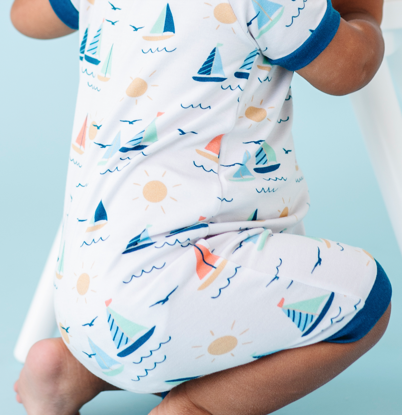 Bird & Bean® – wholesale Byxdress - Baby – Bambu Kort Dragkedja Romper för Baby - Kai Segelbåt2