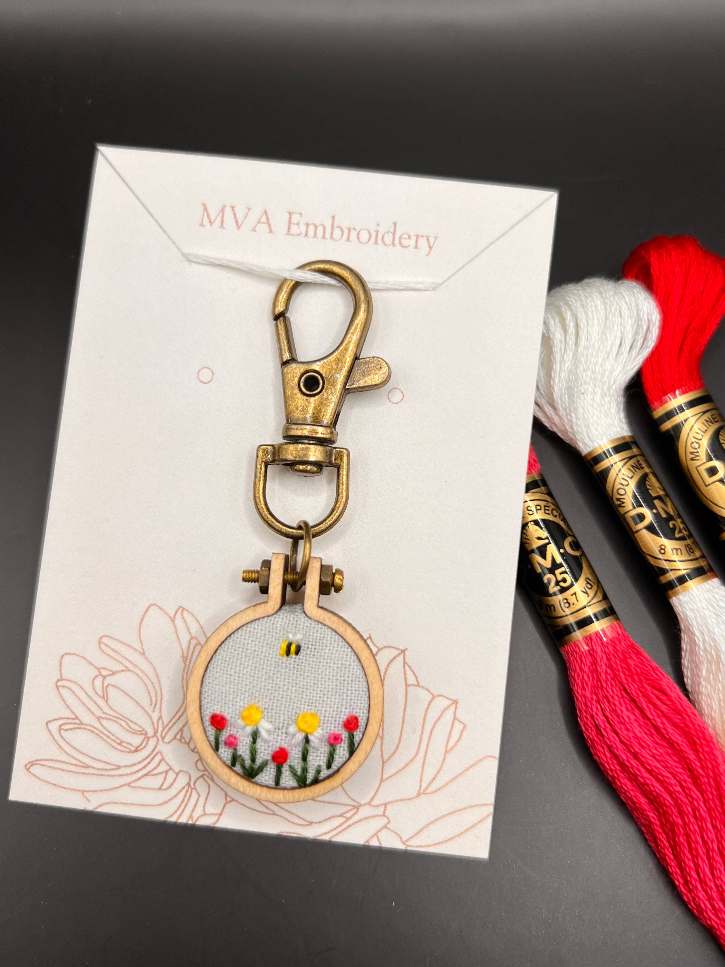 MVA Embroidery – Engroshandel Nøglering - Dame – Håndbroderet nøglering2