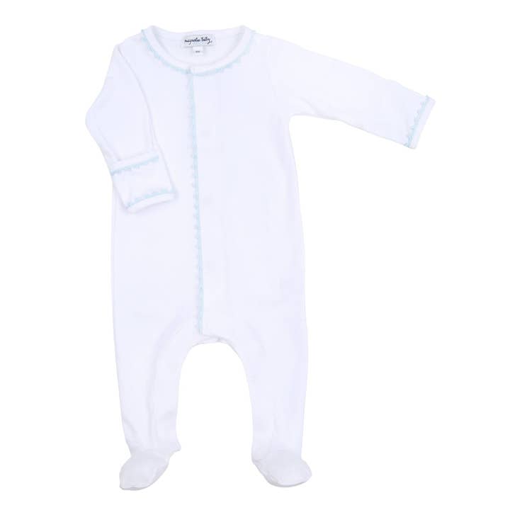 Baby Joy Footie mit blauem Häkelrand für den Großhandel von Magnolia Baby
