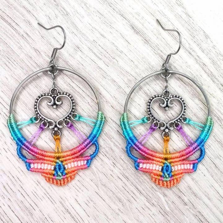 Boucles d'oreilles en macramé Orange Face Rainbow Skull pour la vente par Hang Loose Creations