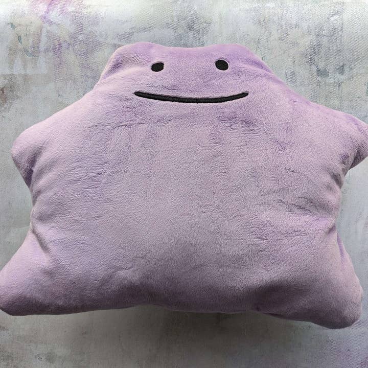 Mamukeeto – wholesale Dekorativ kudde – Ditto Plyschkudde | Pokémon | Handgjord | Shiny Ditto | Nostalgisk | 2000-tals Merch | Söt Gåva | Gamer Kudde | Gamer Gåva | 14" x 8"2
