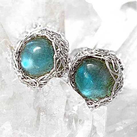 Boucles d'oreilles Nouvelle Lune en labradorite et argent - Design à tige pour la vente par Arivka Jewelry