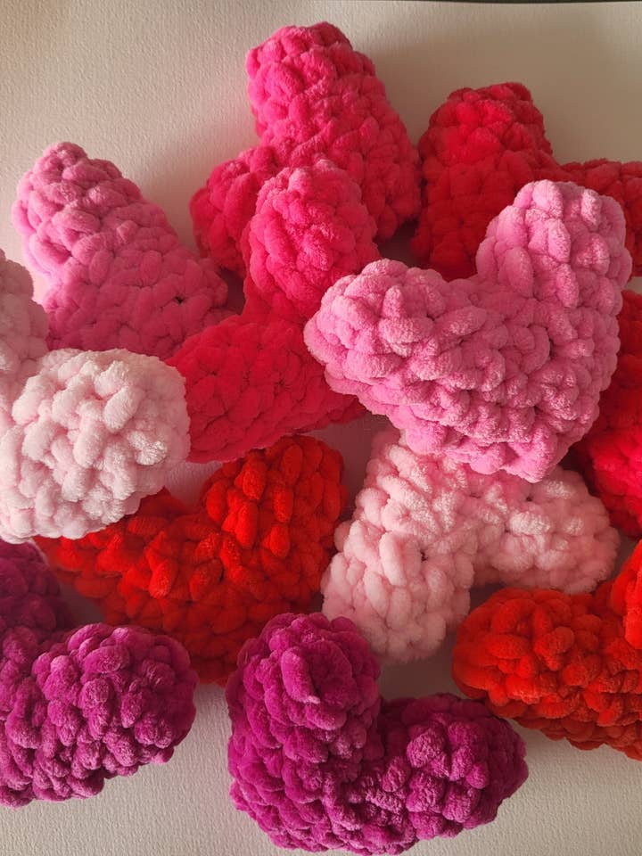 Zakknuffel – troostend hartje gehaakt voor wholesale door mamiedeleine