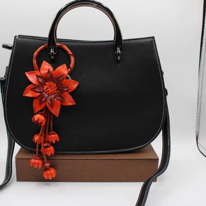 Sunflower Handmade leather inc – Engroshandel Taske krog/ophæng - Dame – Nøglering med læderblomst taskevedhæng pungvedhæng1