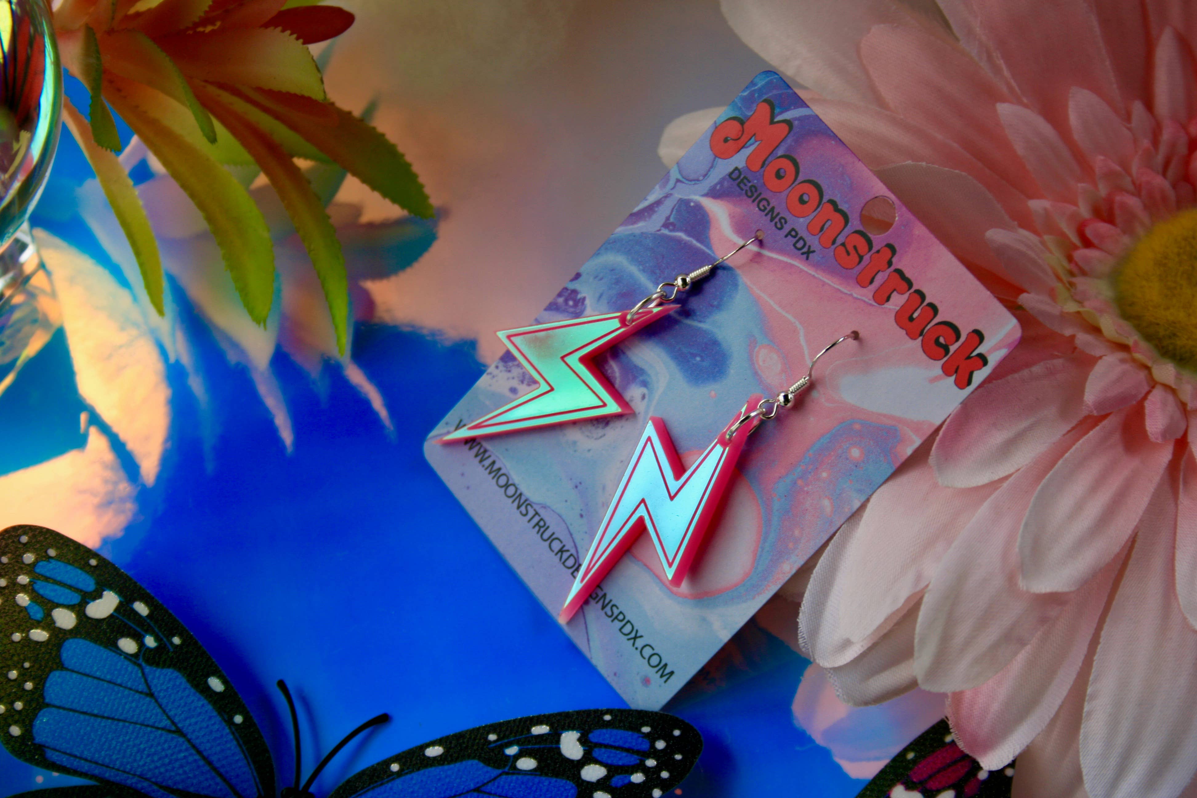Moonstruck Designs PDX - Vente Boucles d'oreilles pendantes - Boucle d'oreille Lightning Bolt - Holo rose vif irisé3