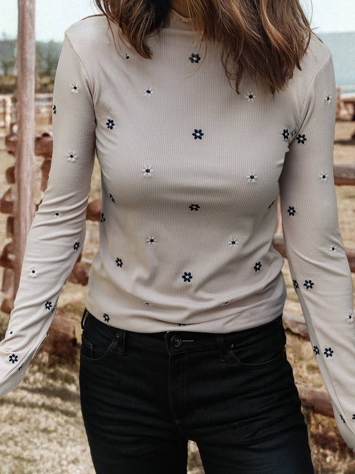 Haut à manches longues côtelé avec détails brodés floraux Fashion-W pour la vente par fashionworks