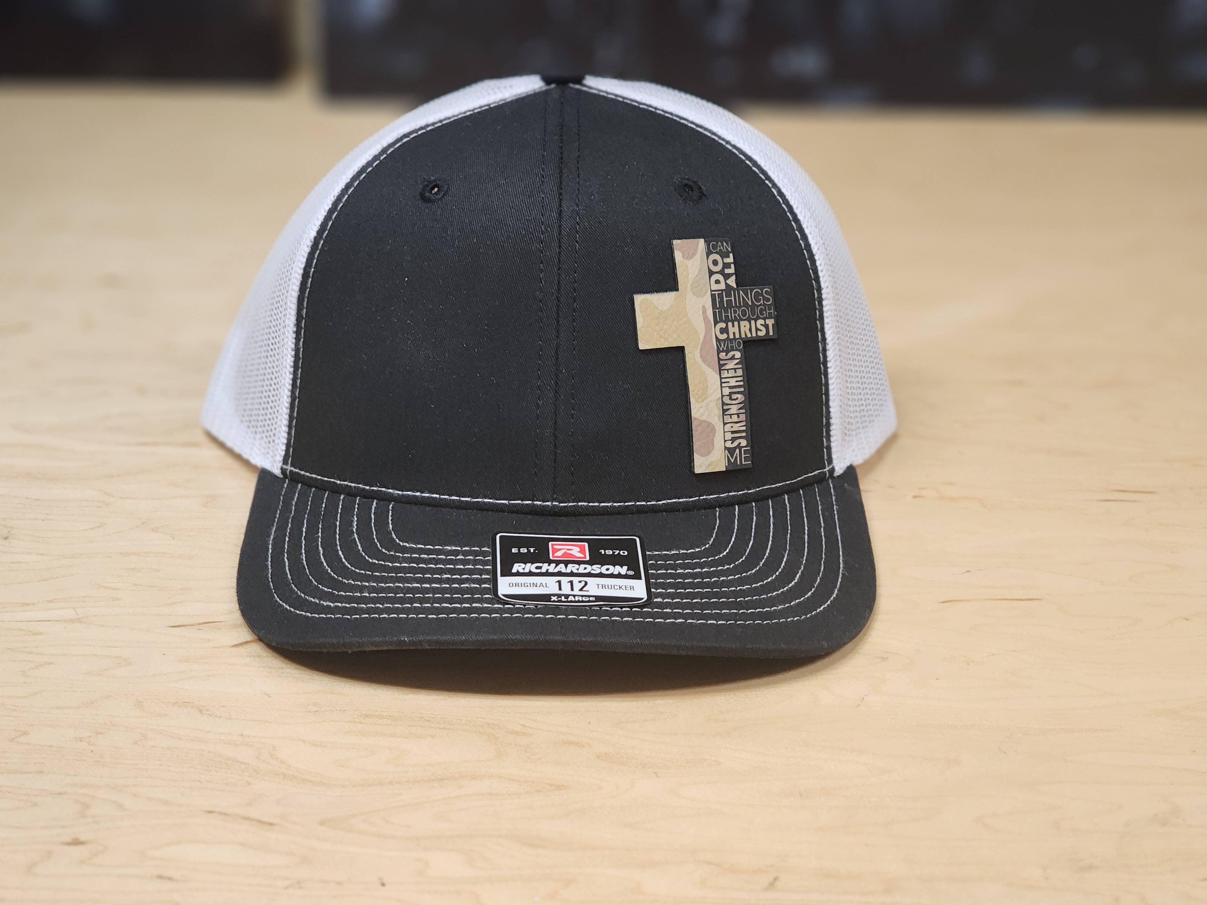 Knot Creatives – Großhandel Trucker-Cap – Unisex – Glaube Tarnung Kreuz Mesh Baseballkappe3