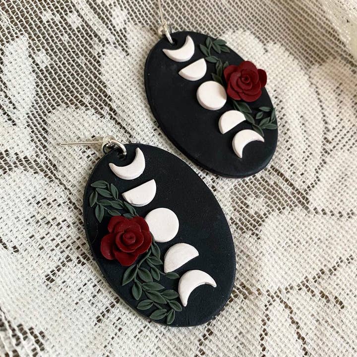 Mondphasen-Ohrringe aus Ton | Ohrringe aus Fimo | Clay Rose Ohrringe | Mondphasen-Ohrringe Ton | Florale Mondohrringe für den Großhandel von Amber Rae Studio
