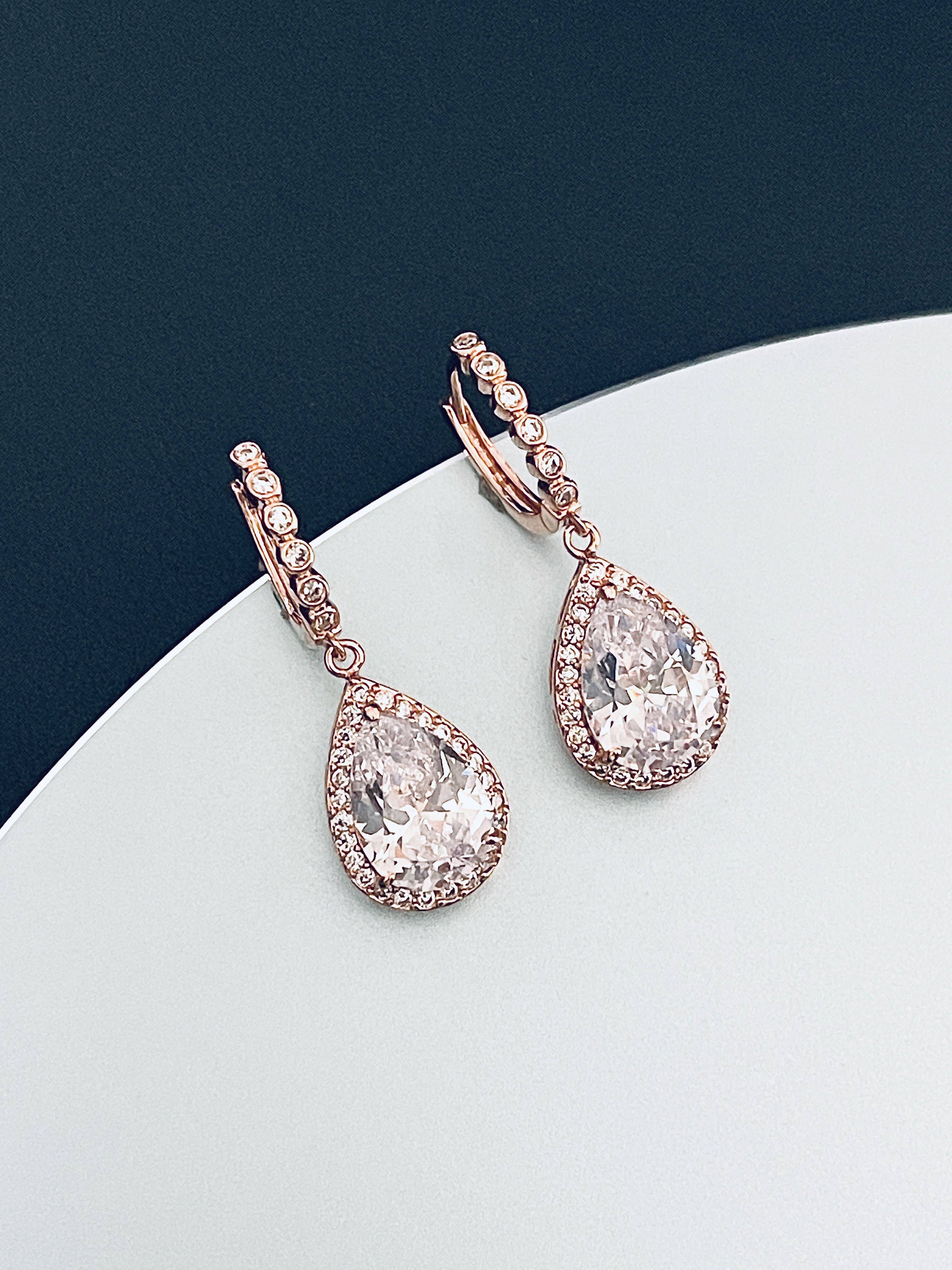 JohnnyB Jewelry - Vente Boucles d'oreilles pendantes - ZIA - Boucles d'oreilles pendantes en forme de larme CZ cristal en or rose