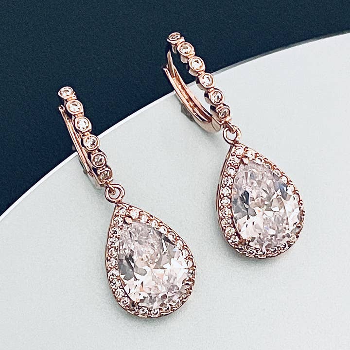 JohnnyB Jewelry - Vente Boucles d'oreilles pendantes - ZIA - Boucles d'oreilles pendantes en forme de larme CZ cristal en or rose0