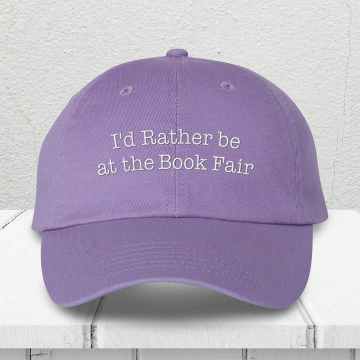 Jag Skulle Hellre Vara På Bokmässan Broderad Pappakeps för wholesale av Lucky Luna Apparel