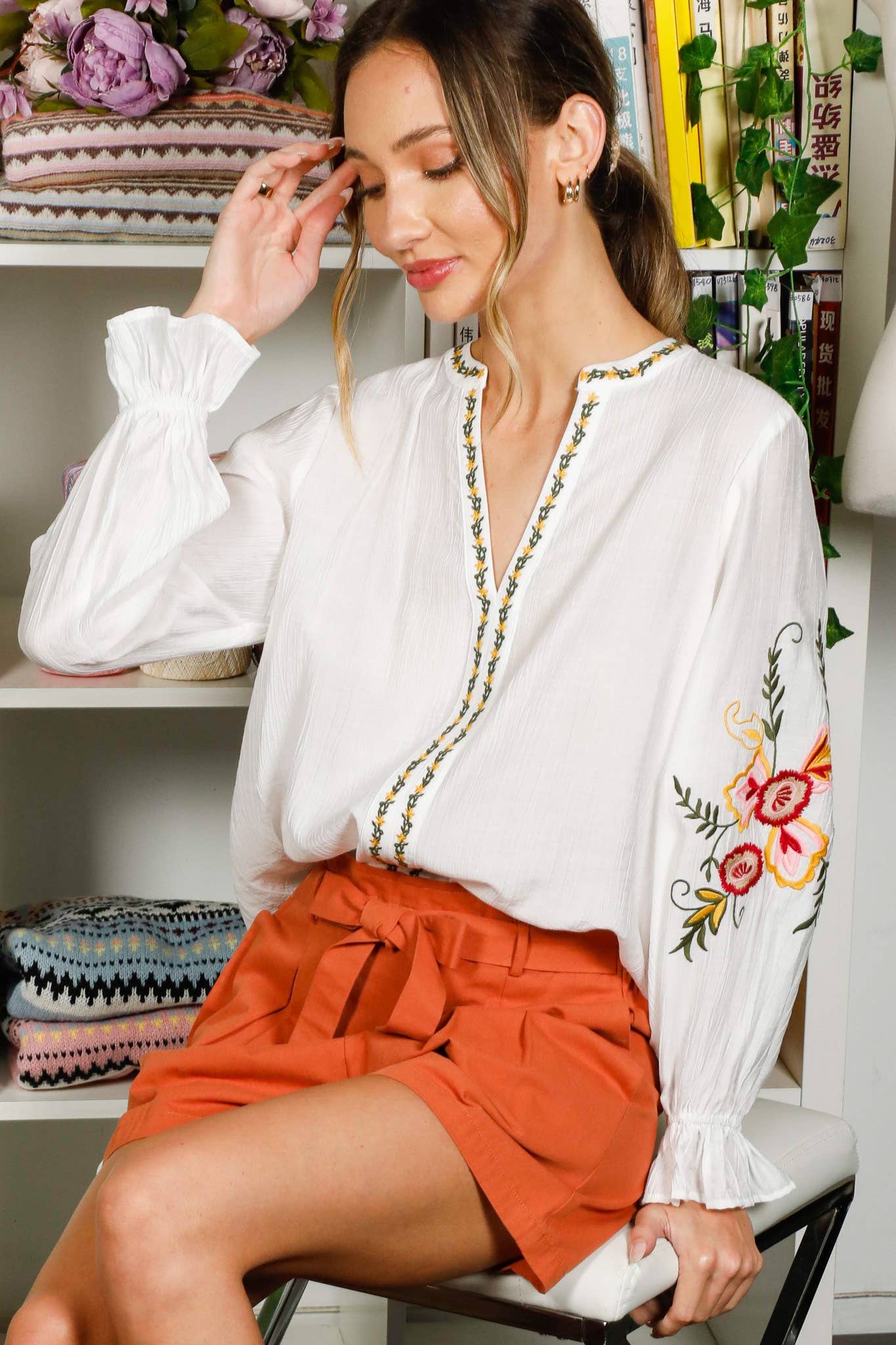 Vine & Love – wholesale Blus - Dam – Bohemisk blommig broderad rund blus med delad hals VT8250518