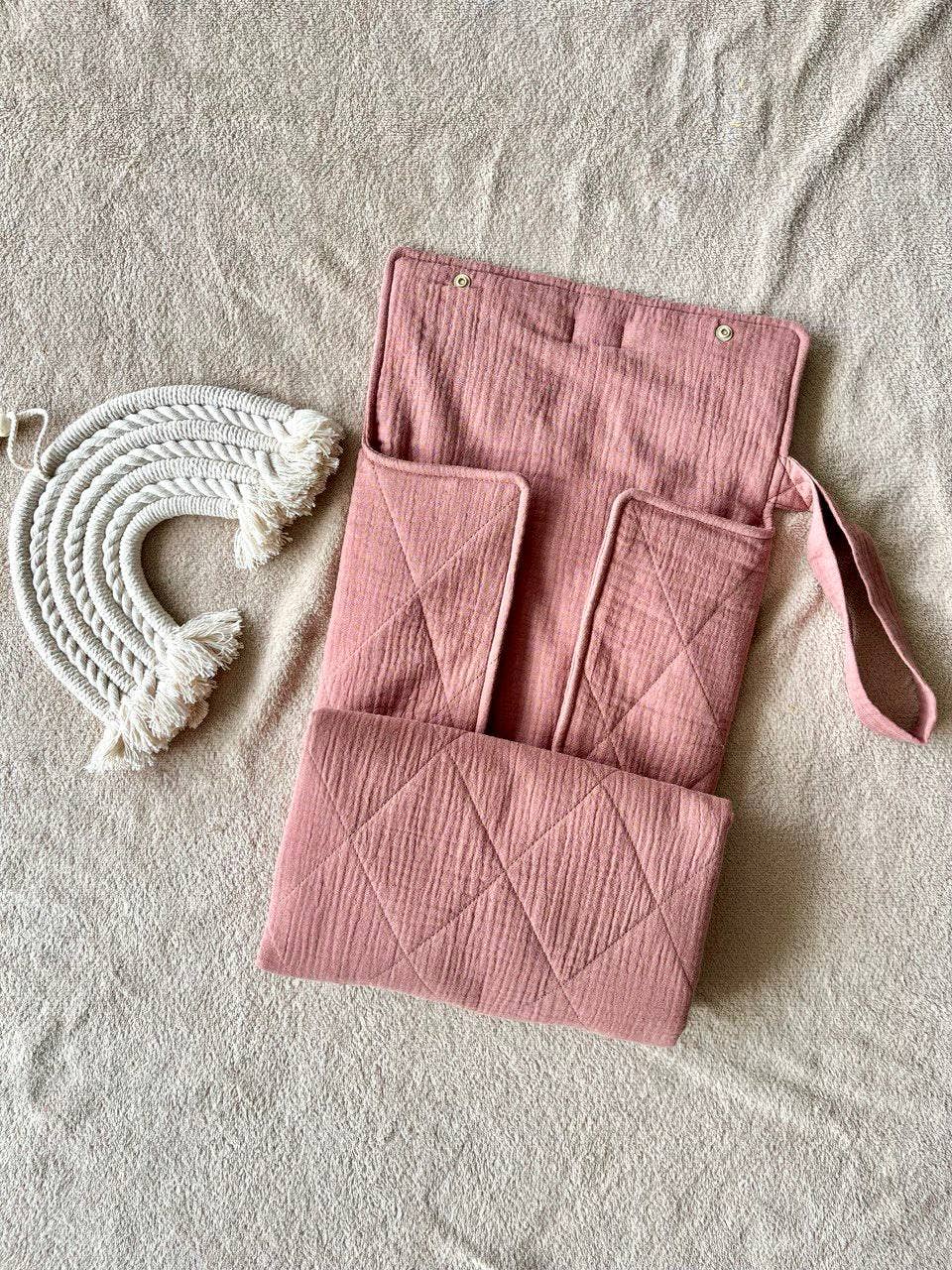 Pastel Baby – wholesale Blöjbytesmatta - Baby – Portabel skötmatta i muslin för blöjväskan, gammelrosa6