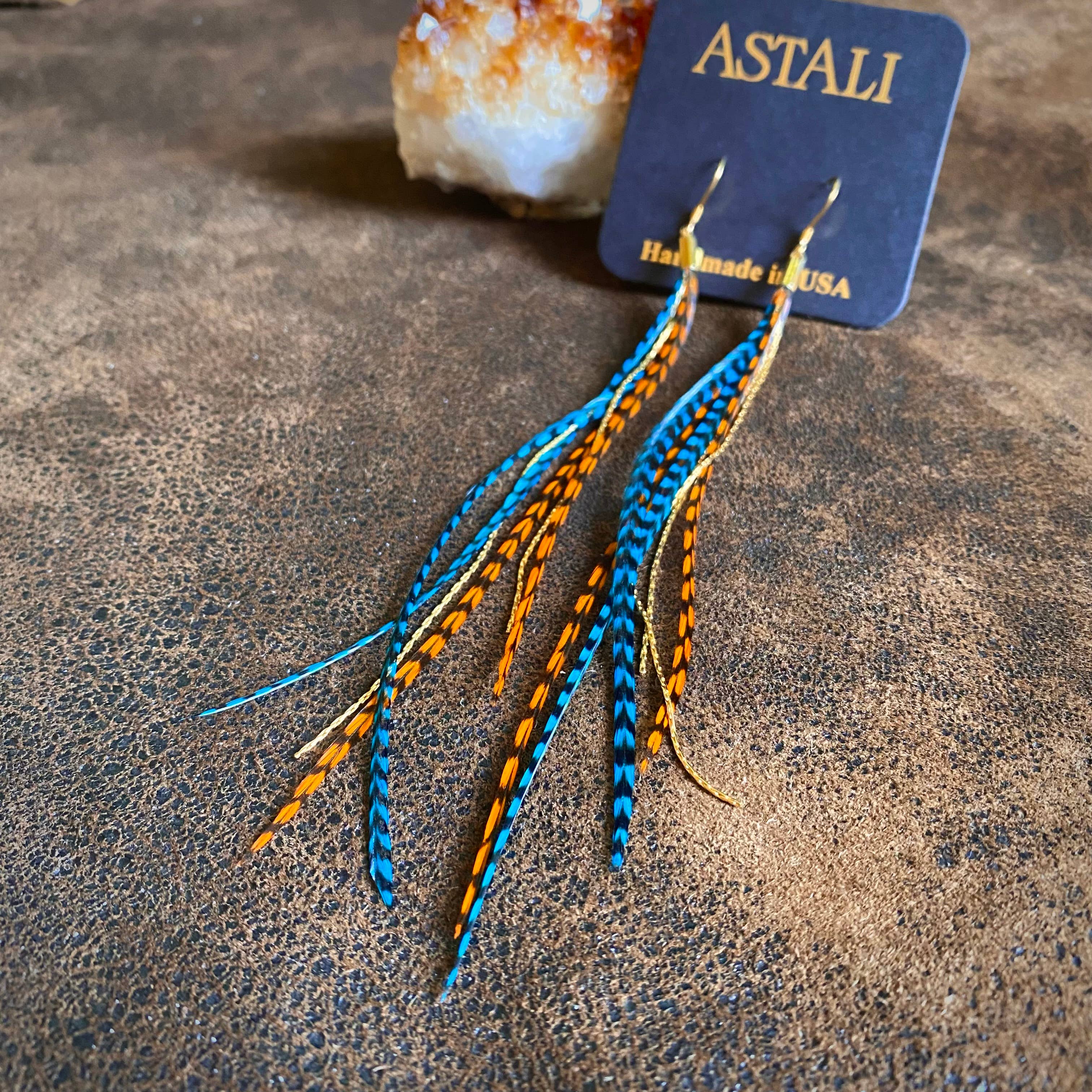 Grizzly naranja y grizzly turquesa/dorado Pendientes mini de plumas - Grizzly naranja y Grizzly turquesa de venta al por mayor en Faire4