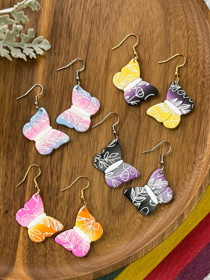 Boucles d'oreilles en argile polymère Papillon Fierté pour la vente par Kell's Clays