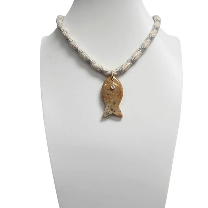 Grått snörhalsband med ädelsten fisk NC-SJ0465 för wholesale av Simply Jewels