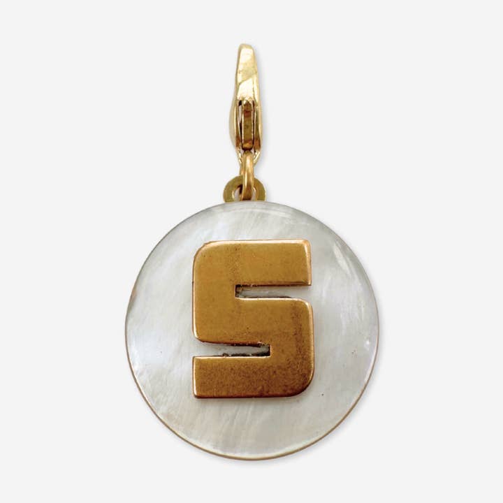 Pingente circular vintage de madrepérola e latão com monograma "S" por atacado de Lulu’s Petals