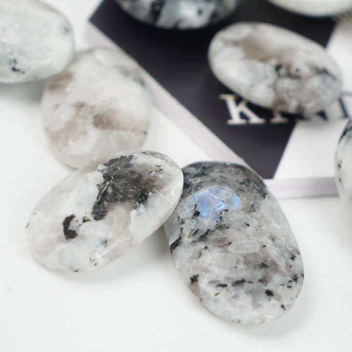 Moon Rituals - Venta al por mayor Piedras/cristales espirituales - Piedra de palma Rainbow Moonstone para el equilibrio emocional y la paz interior