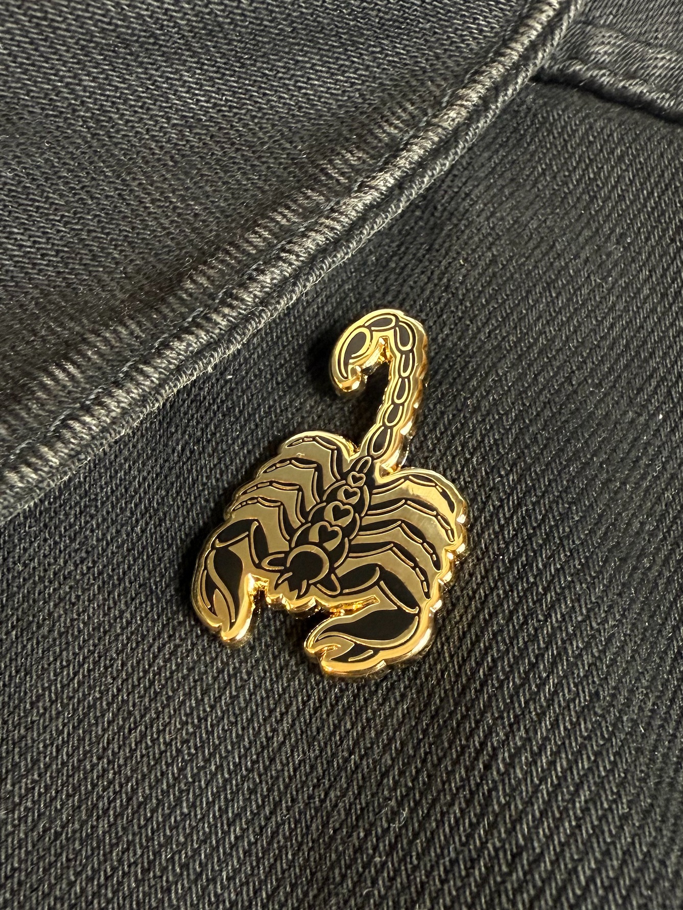 Whats Her Face - Wholesale Lapel Pin/Button - Enamel Pin - Scorpion Black Gold0