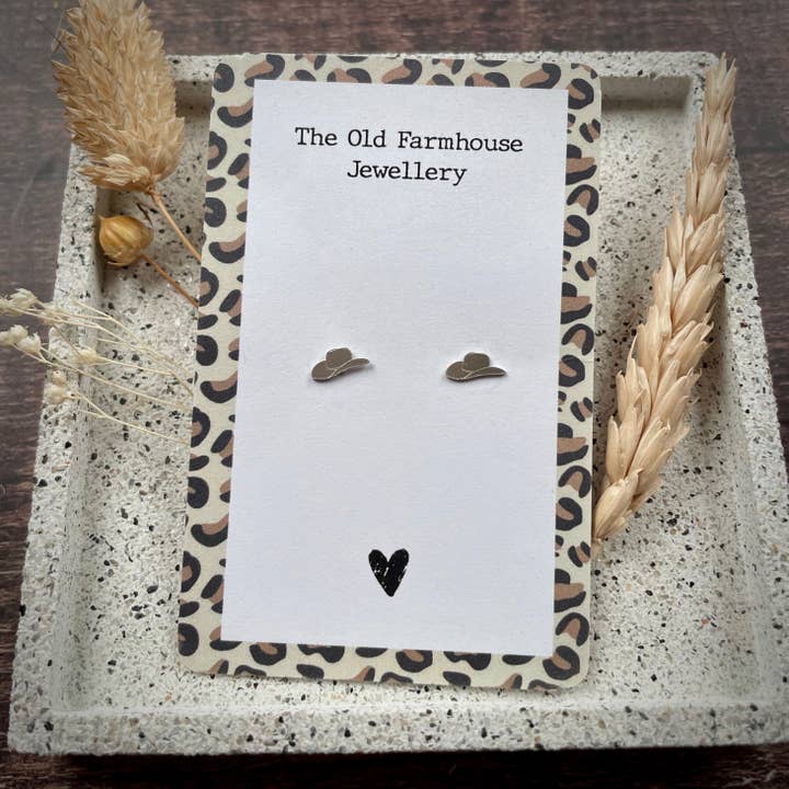 Cow Girl Hat Mini Studs, Sterling Sølv, smykker med tema for engroshandel hos The Old Farmhouse Jewellery