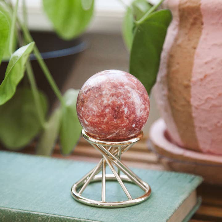 Luna Norte – wholesale Dekorativt bordsobjekt – Good Vibration's rosa kalcitklot med stativ