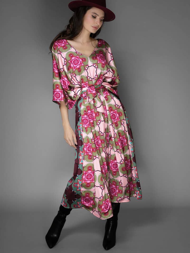 Robe caftan en satin à col en V ceinturée multicolore abstraite rose pour la vente par Nuvula