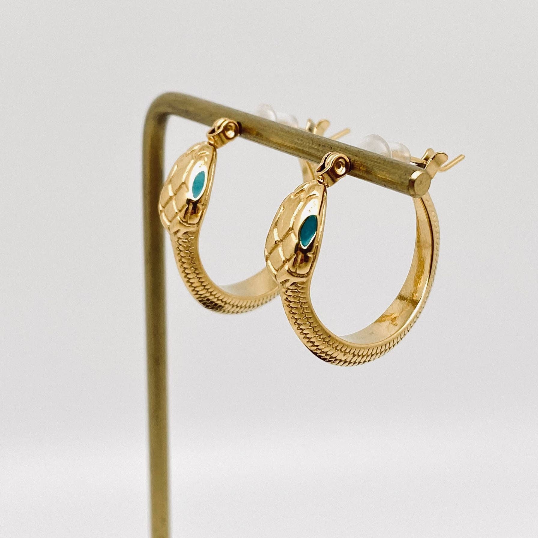 Mio Queena – wholesale Hoop-örhängen – Emalj Green Eyes Snake 18K guldpläterade Hoop-örhängen - FGS1